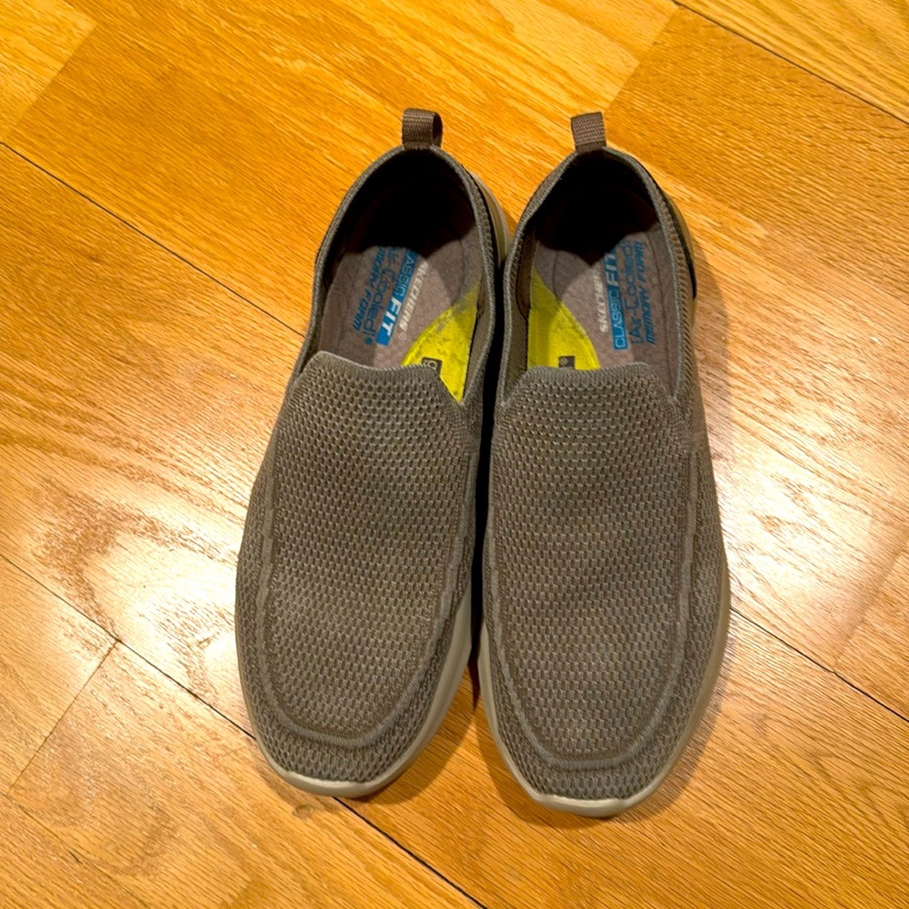 Skechers men’s knit loafers. Khaki.